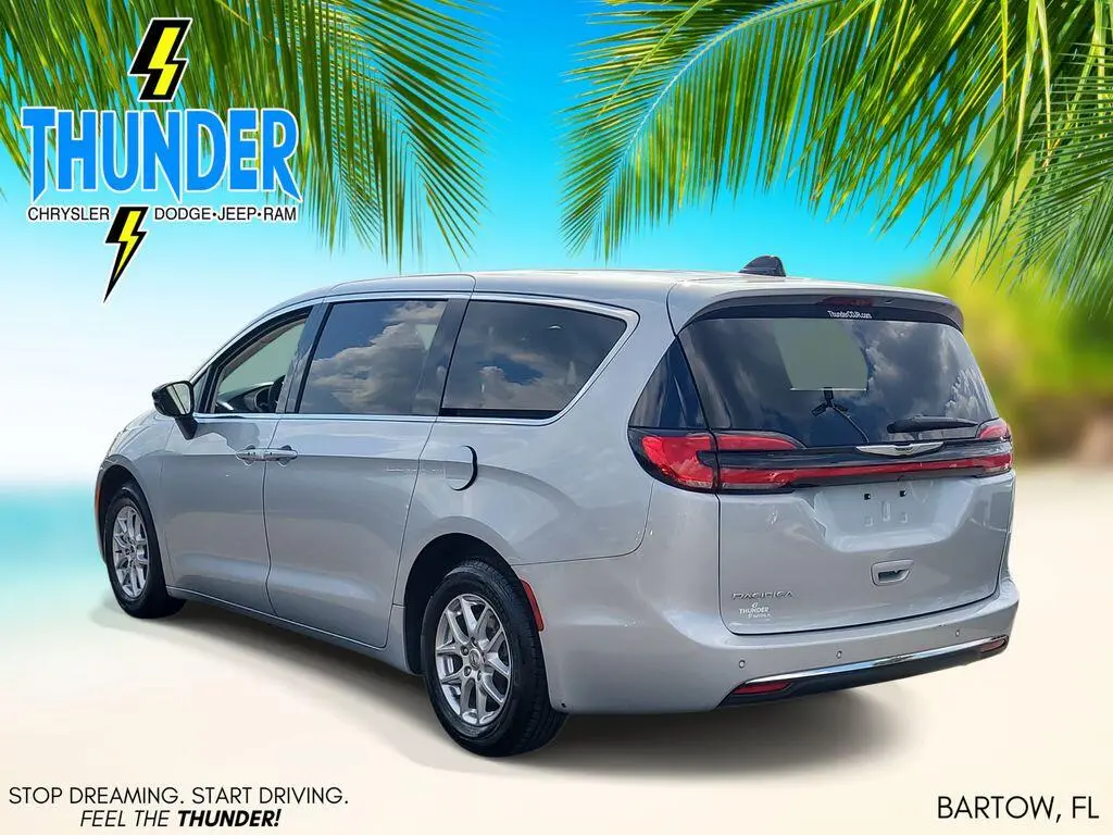 2024 Chrysler Pacifica Touring L photo 3