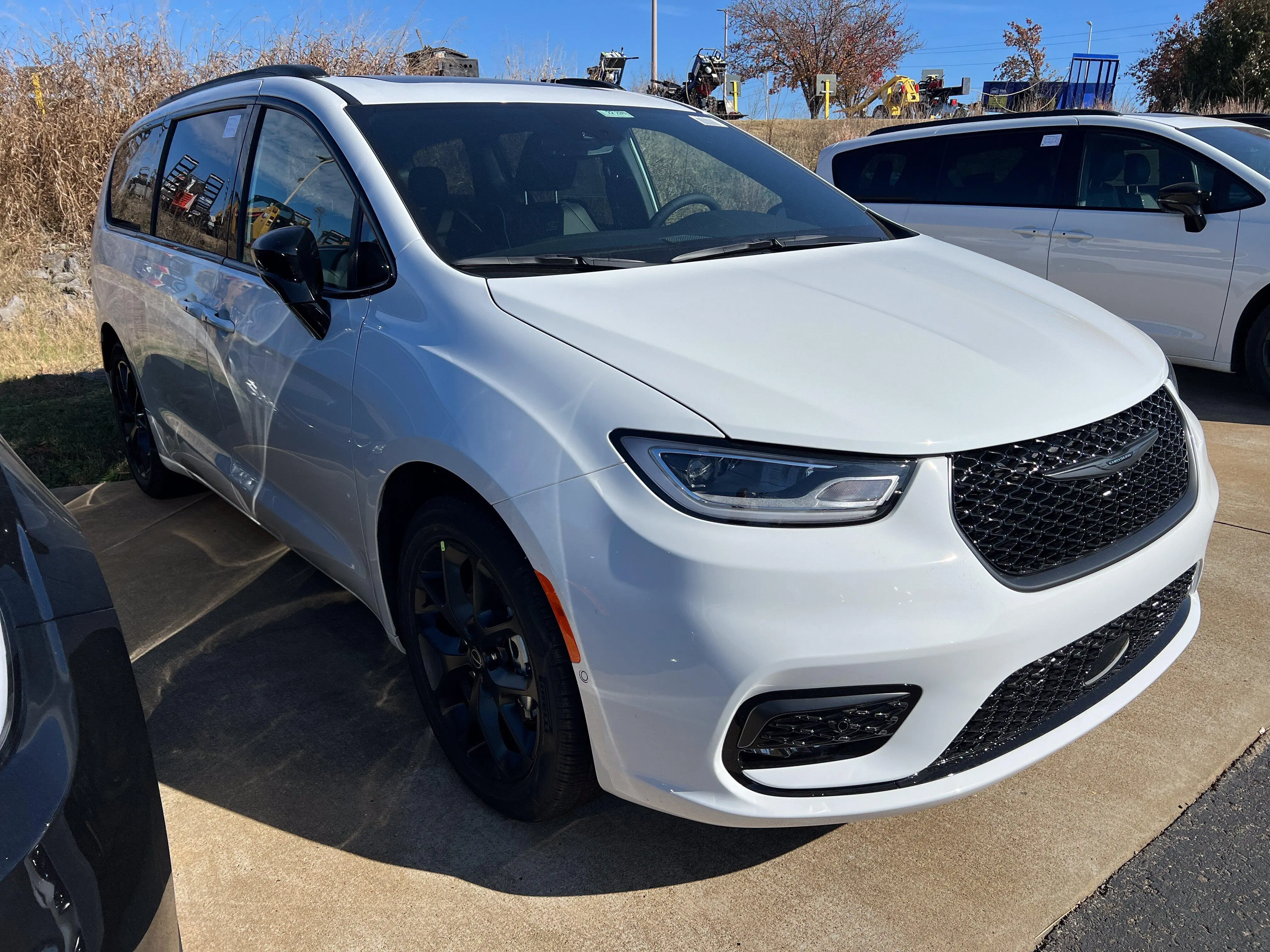2026 Chrysler Pacifica Limited photo 3