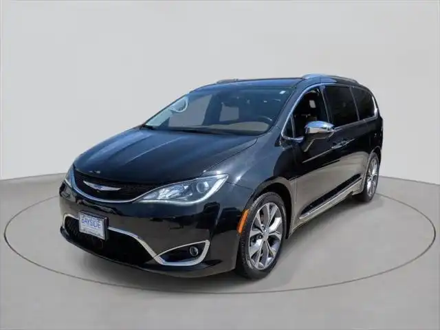 2018 Chrysler Pacifica Limited's photo