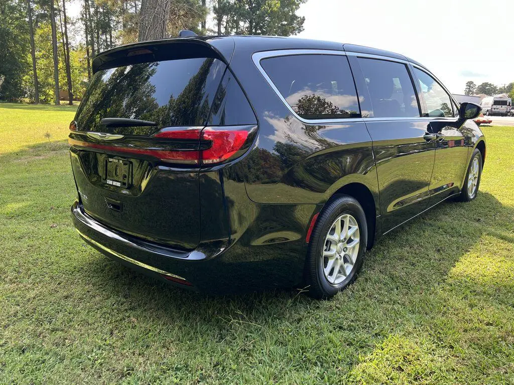 2026 Chrysler Pacifica Select photo 3