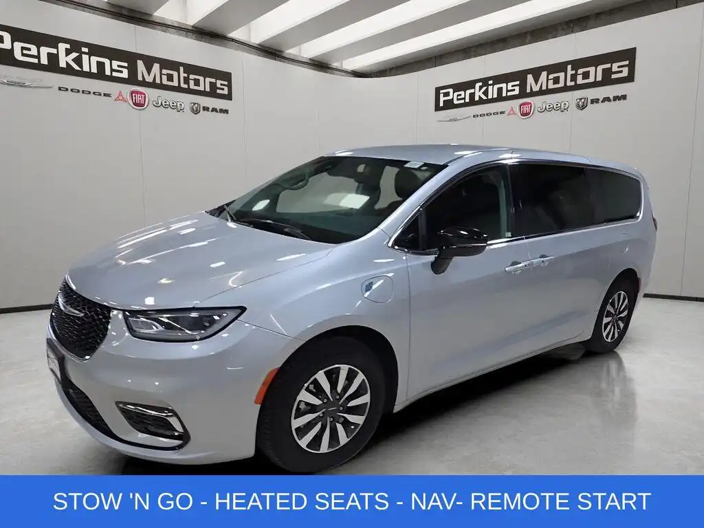 2024 Chrysler Pacifica Hybrid PHEV Select's photo