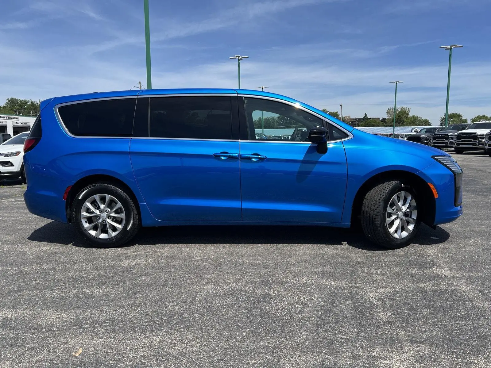 2027 Chrysler Pacifica Select AWD photo 3