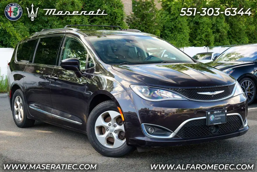 2017 Chrysler Pacifica Touring-L Plus photo 1