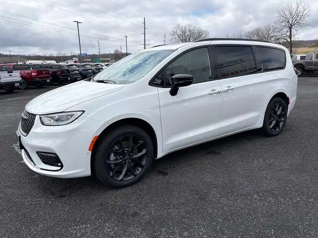 2026 Chrysler Pacifica Limited AWD's photo