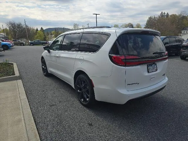 2026 Chrysler Pacifica Limited AWD photo 4
