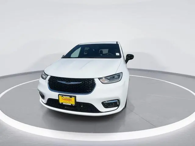 2026 Chrysler Pacifica Select photo 3