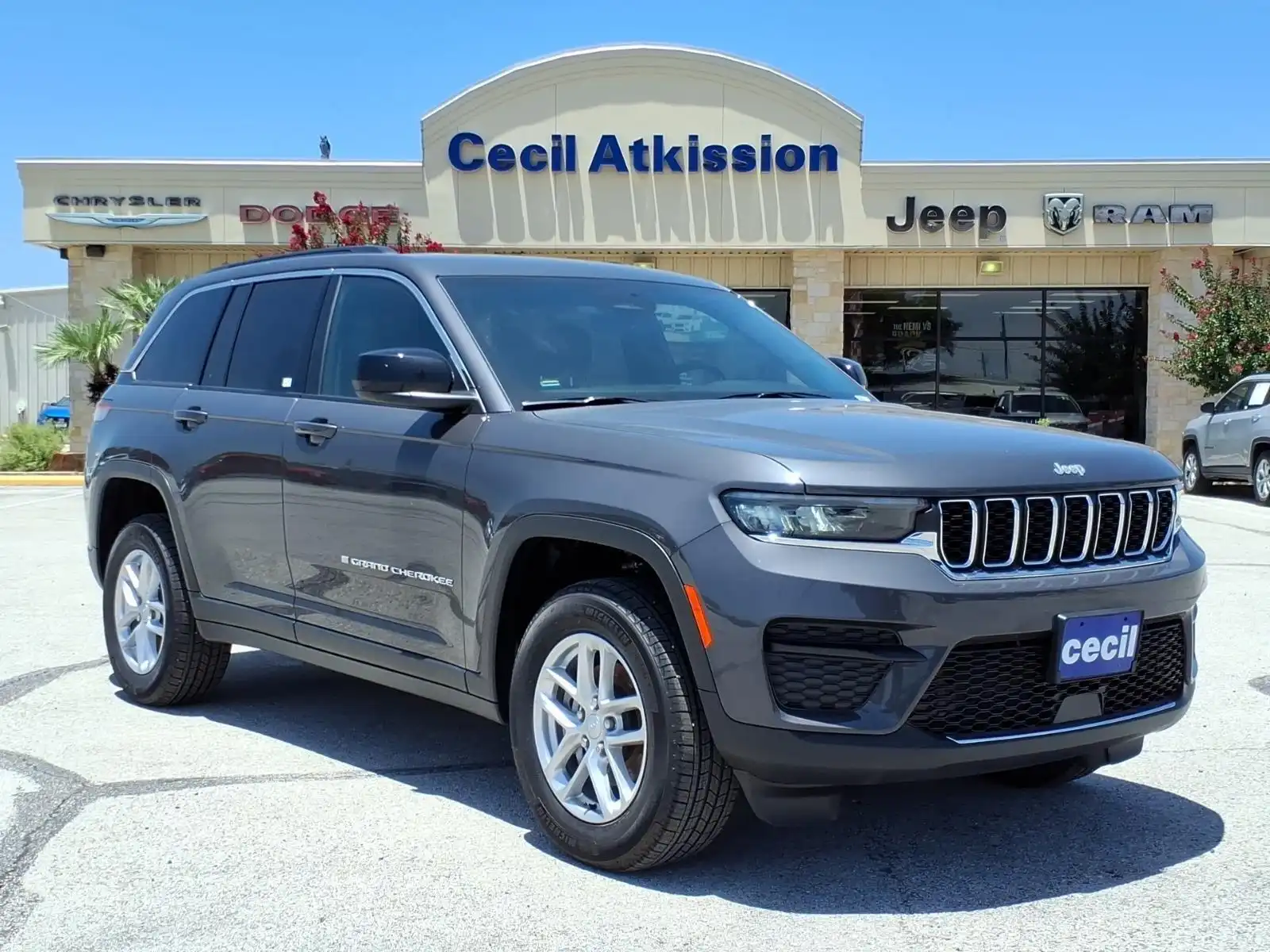 2026 Jeep Grand Cherokee Laredo 4x4's photo