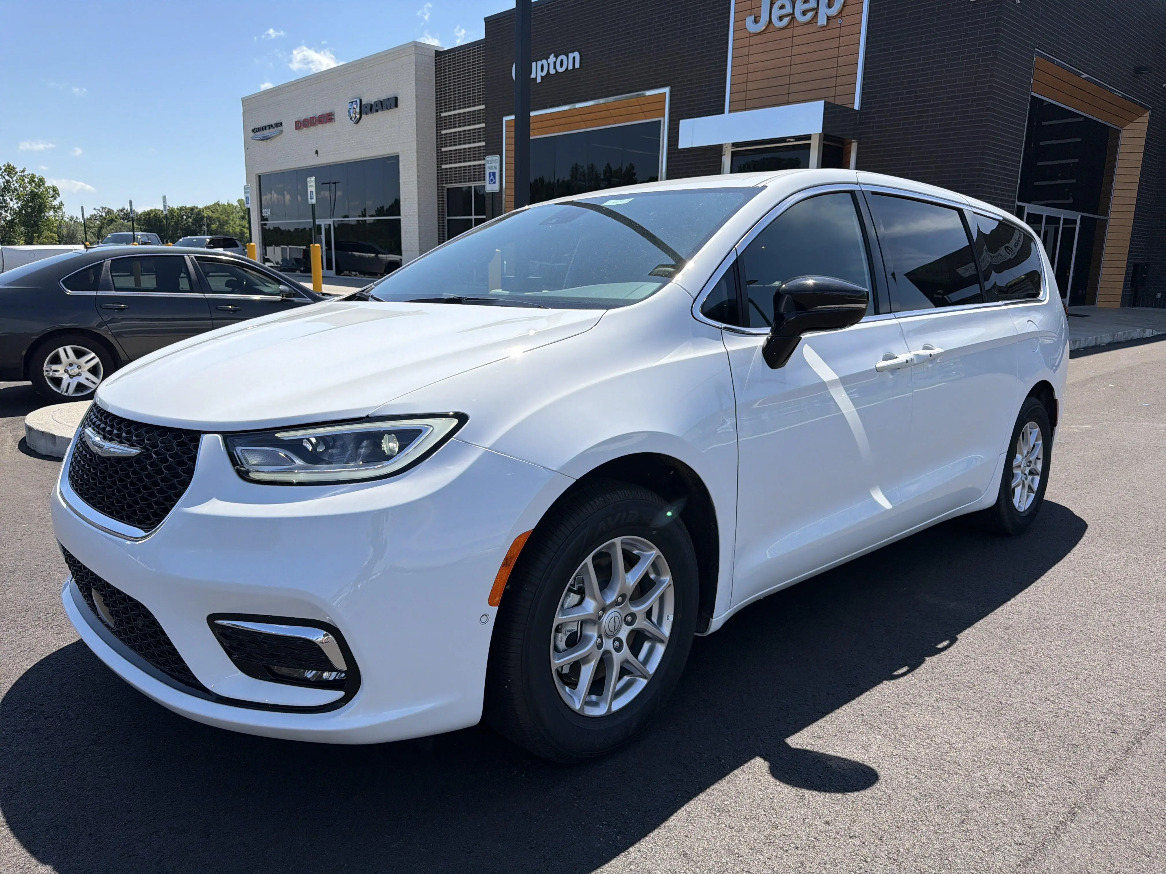 2026 Chrysler Pacifica Select photo 1