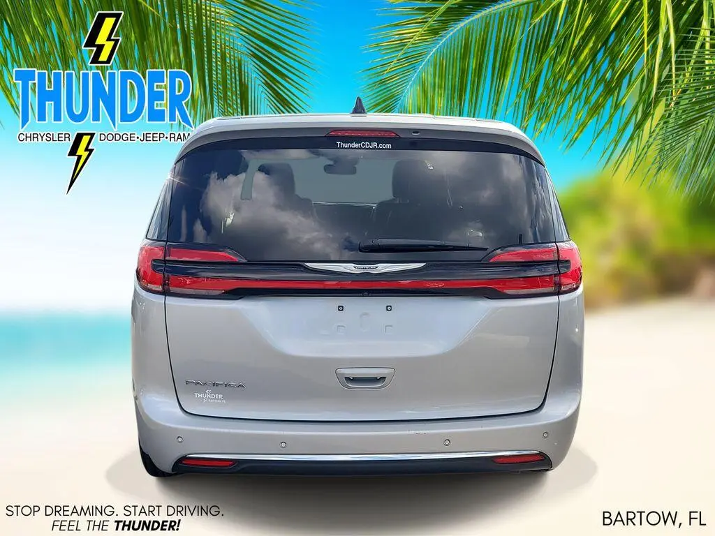 2024 Chrysler Pacifica Touring L photo 4