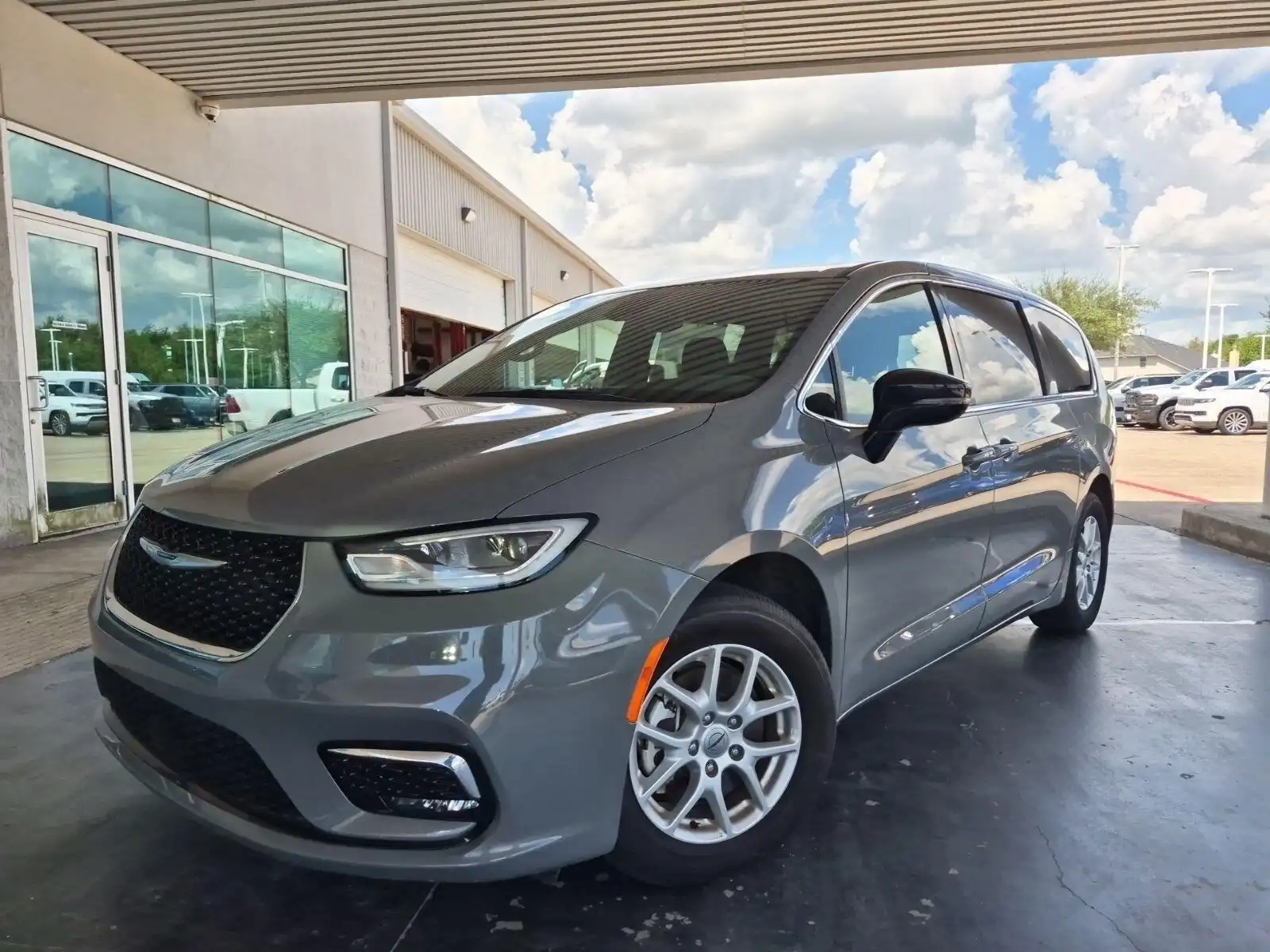 2025 Chrysler Pacifica Select's photo