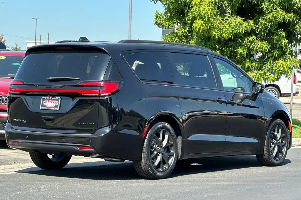 2027 Chrysler Pacifica Limited photo 4