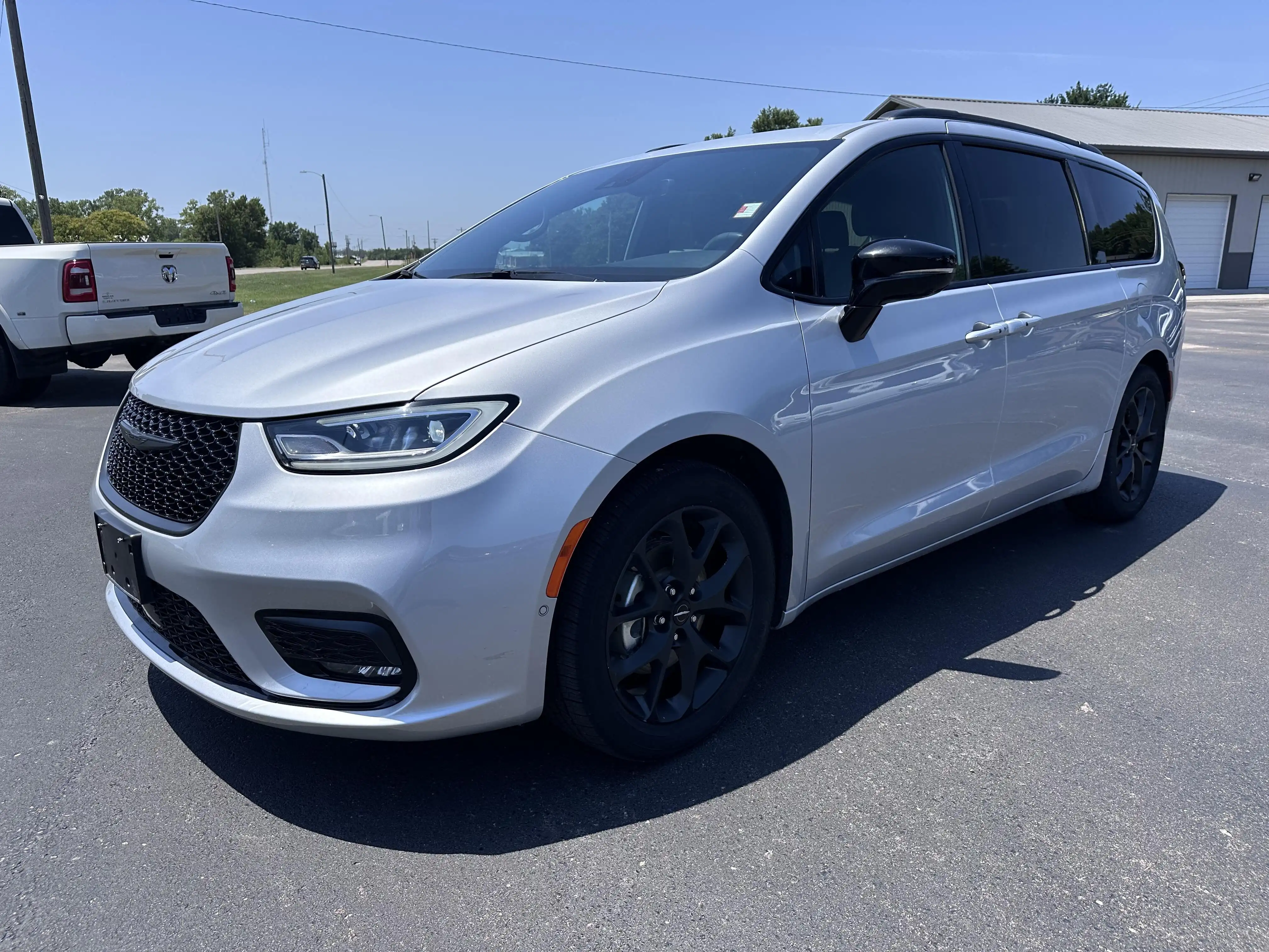2024 Chrysler Pacifica Touring L's photo