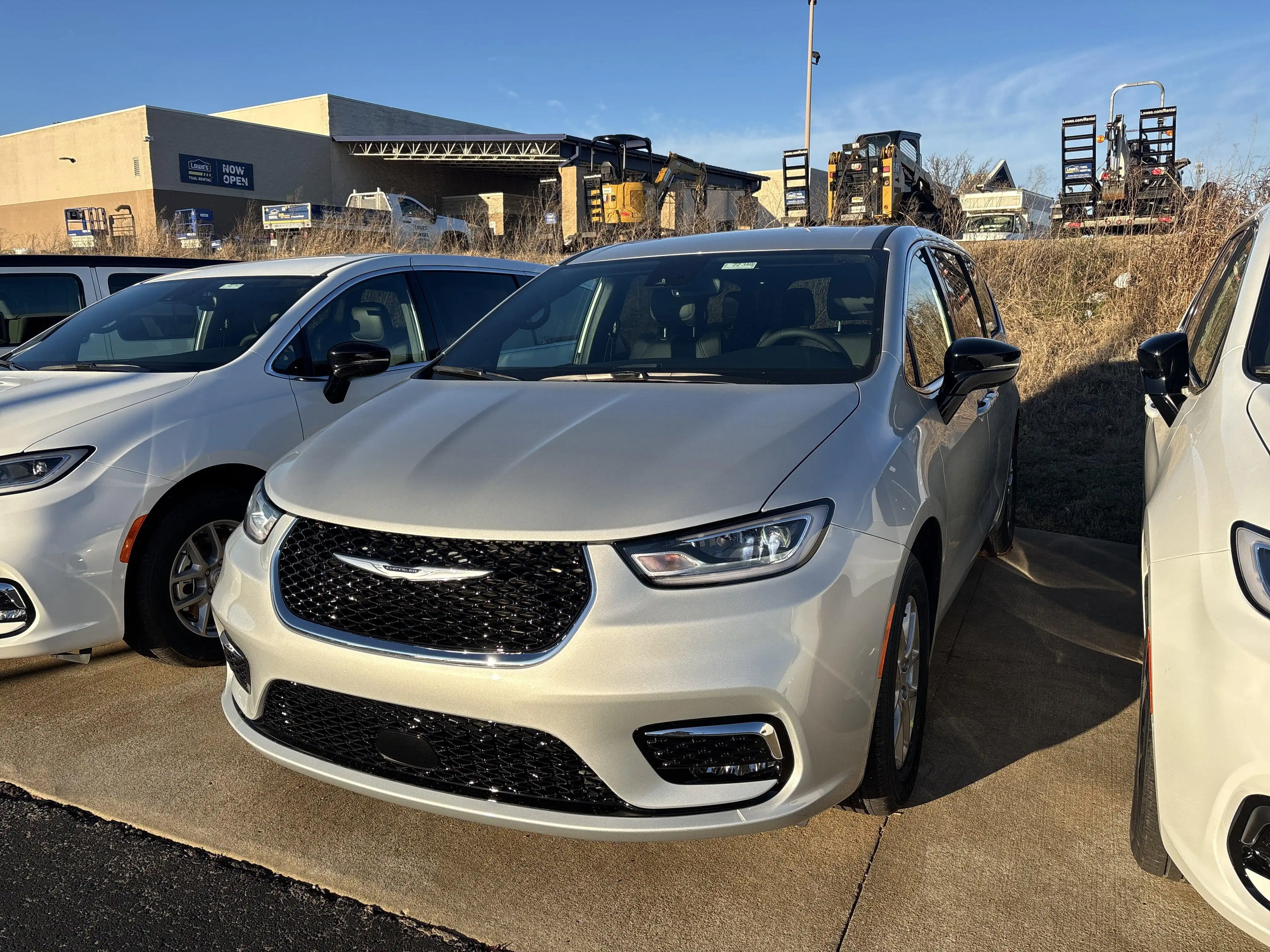 2026 Chrysler Pacifica Select's photo