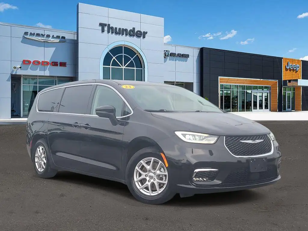 2023 Chrysler Pacifica Touring L photo 1