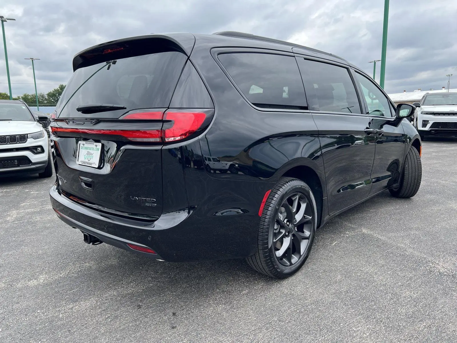 2027 Chrysler Pacifica Limited AWD photo 4