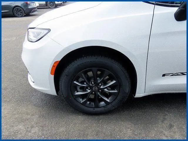 2026 Chrysler Pacifica Select AWD photo 4