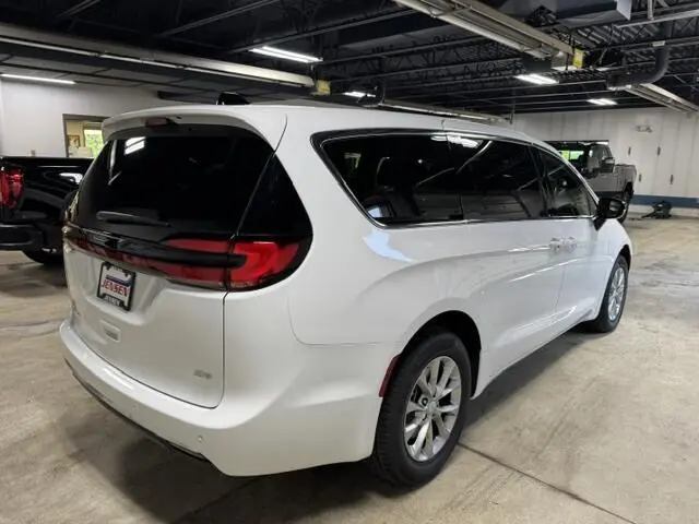 2027 Chrysler Pacifica Select AWD photo 4