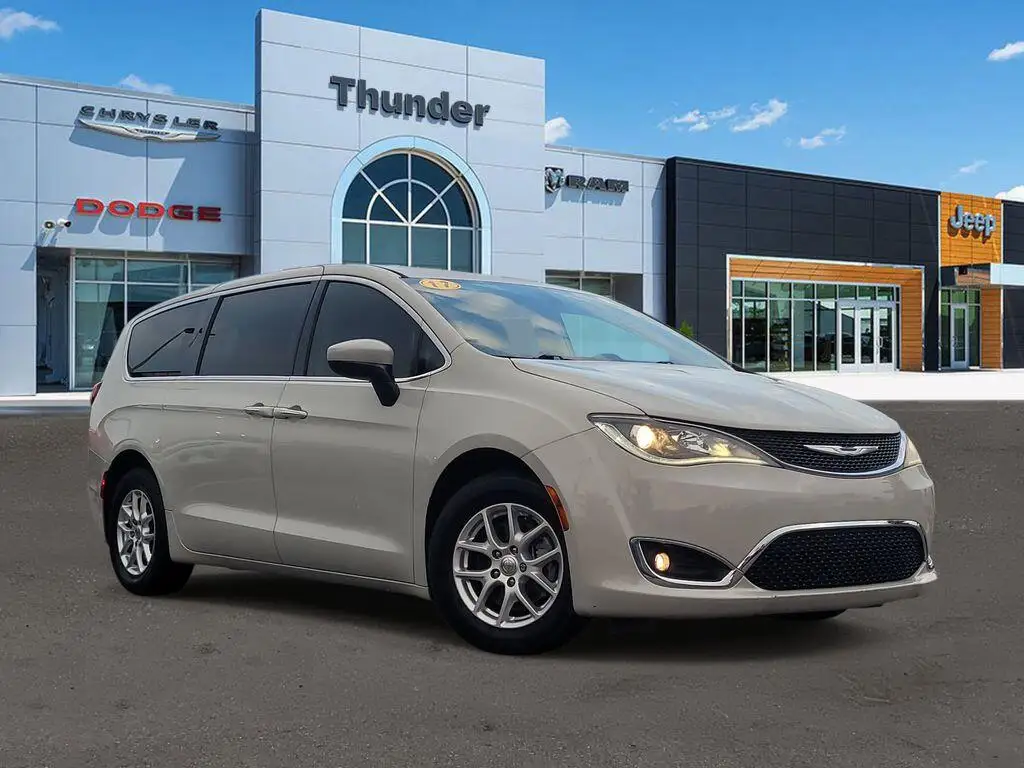 2017 Chrysler Pacifica Touring Plus photo 1