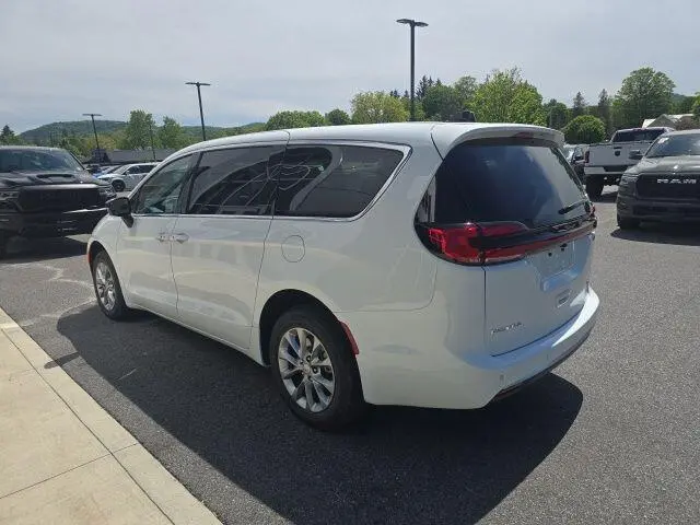 2027 Chrysler Pacifica Select AWD photo 4
