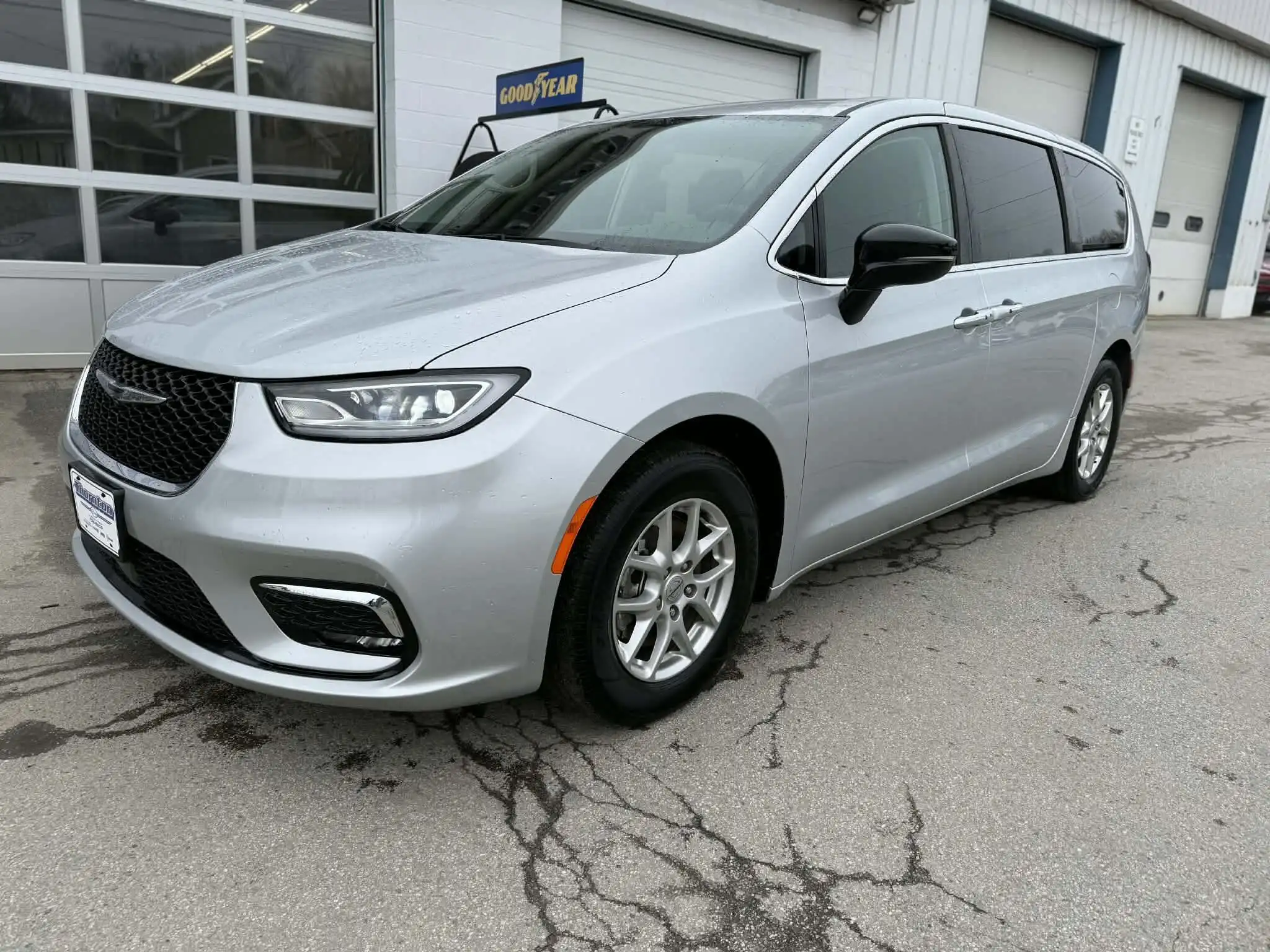 2024 Chrysler Pacifica Touring L's photo