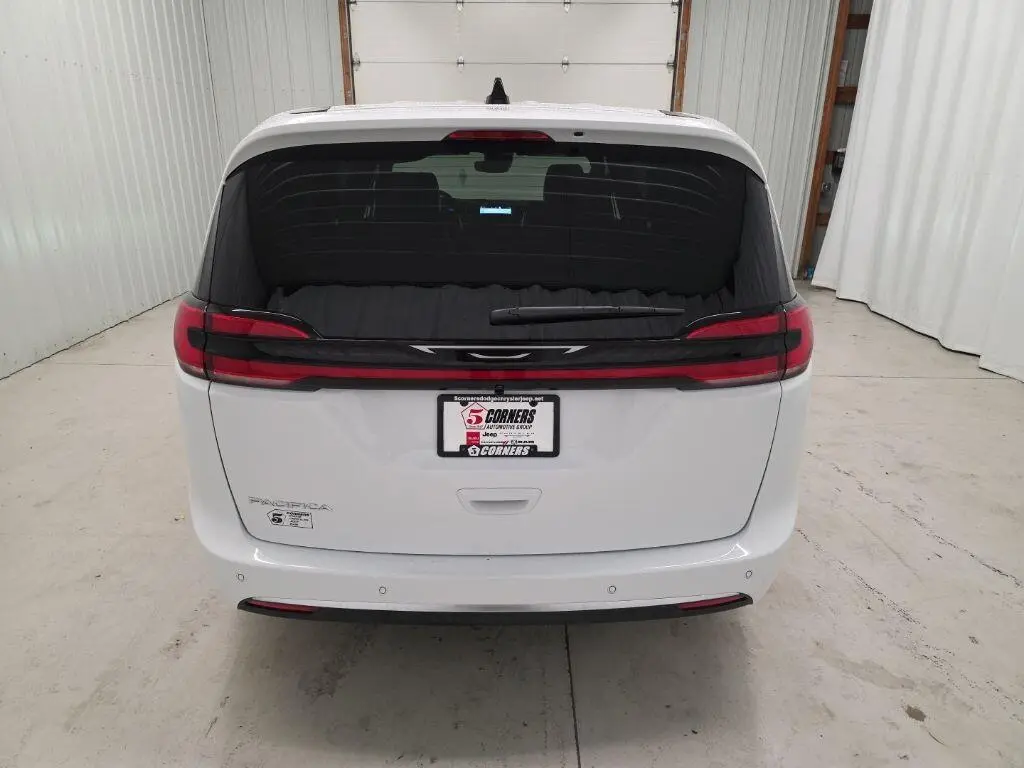 2027 Chrysler Pacifica Select photo 4