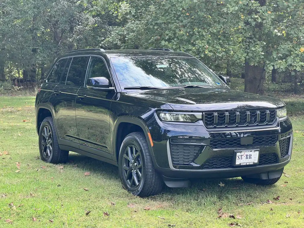 2027 Jeep Grand Cherokee Laredo Altitude 4WD's photo
