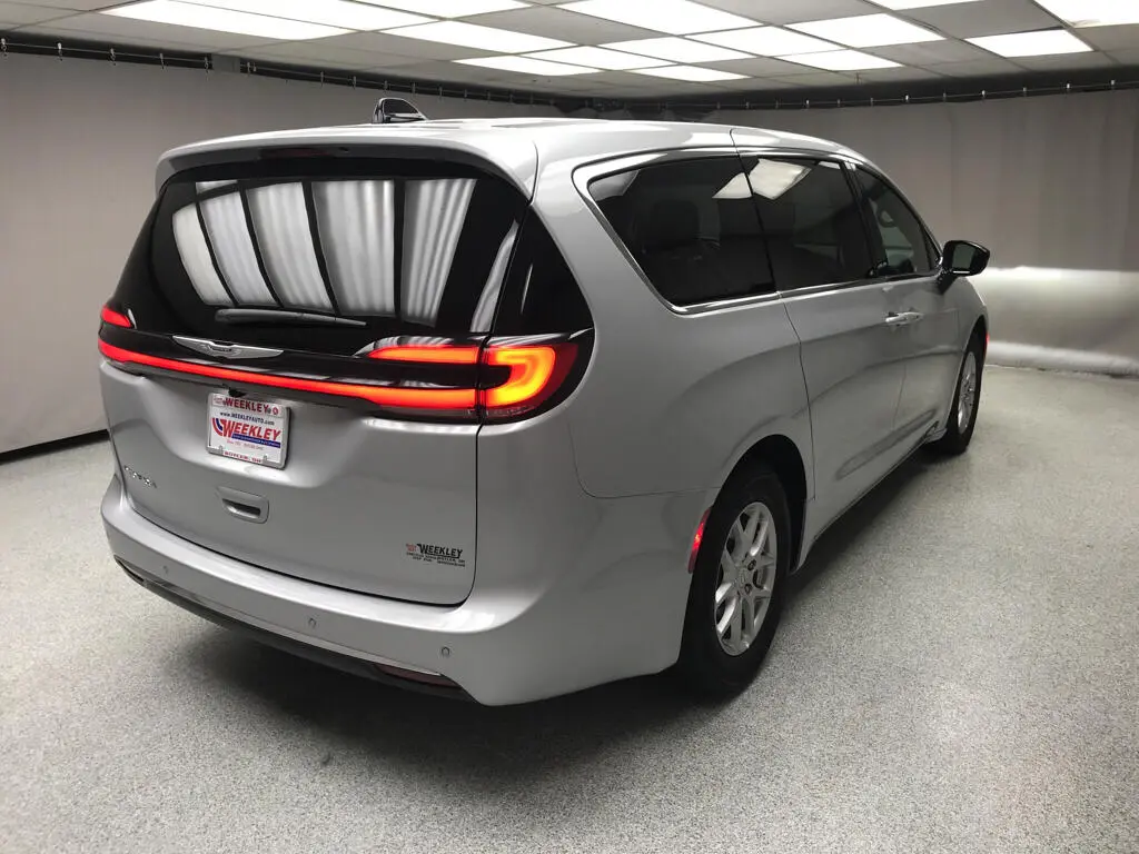 2026 Chrysler Pacifica Select photo 4