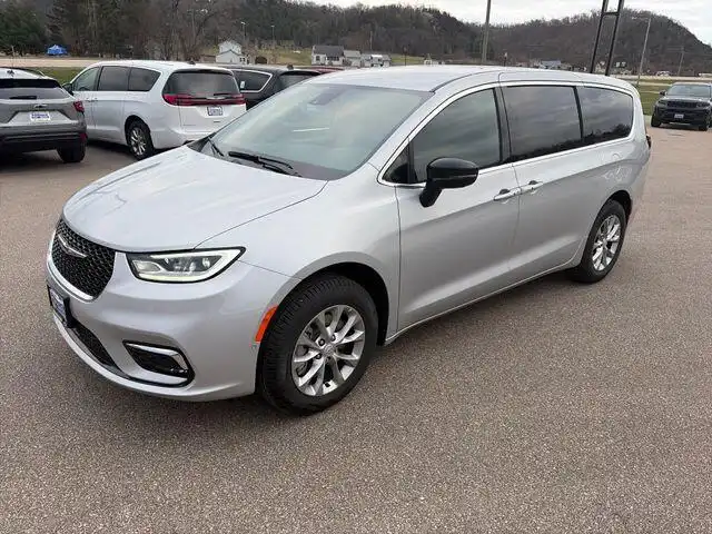 2026 Chrysler Pacifica Select AWD's photo