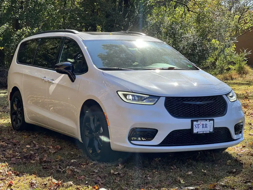 2026 Chrysler Pacifica Limited's photo