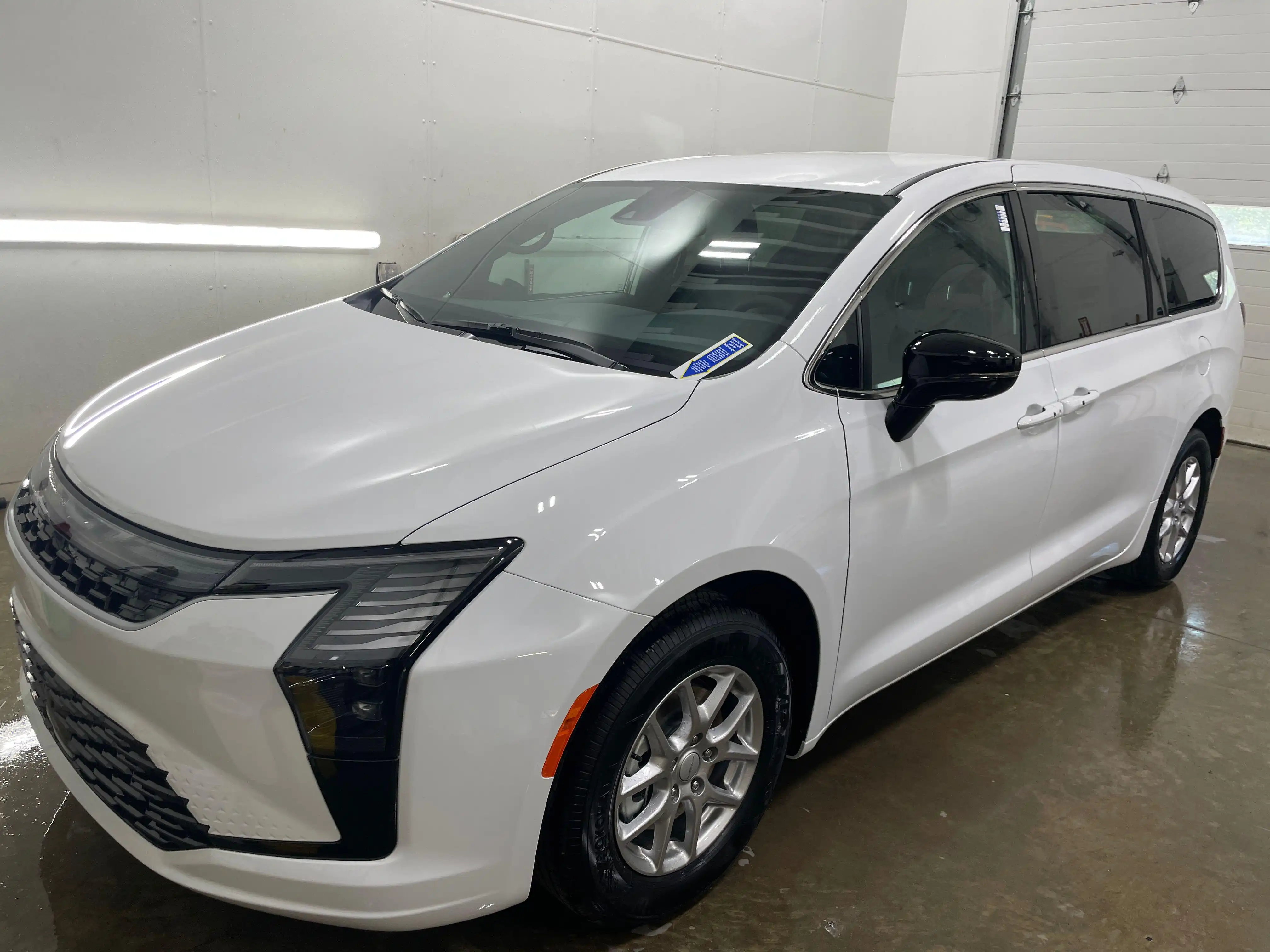 2027 Chrysler Pacifica Select's photo