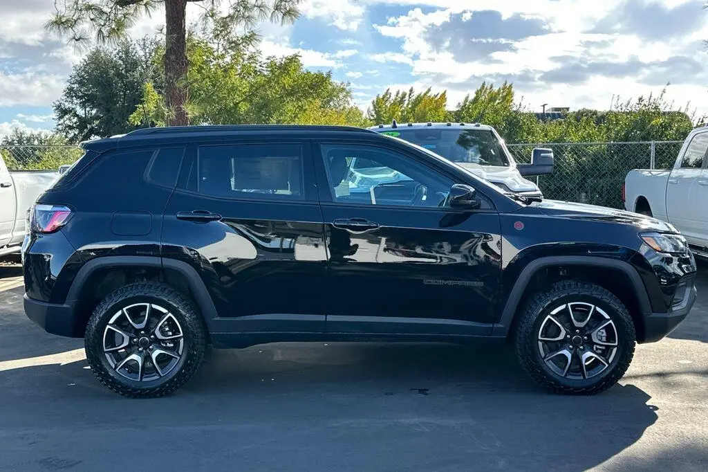 2026 Jeep Compass Trailhawk 4X4 photo 3