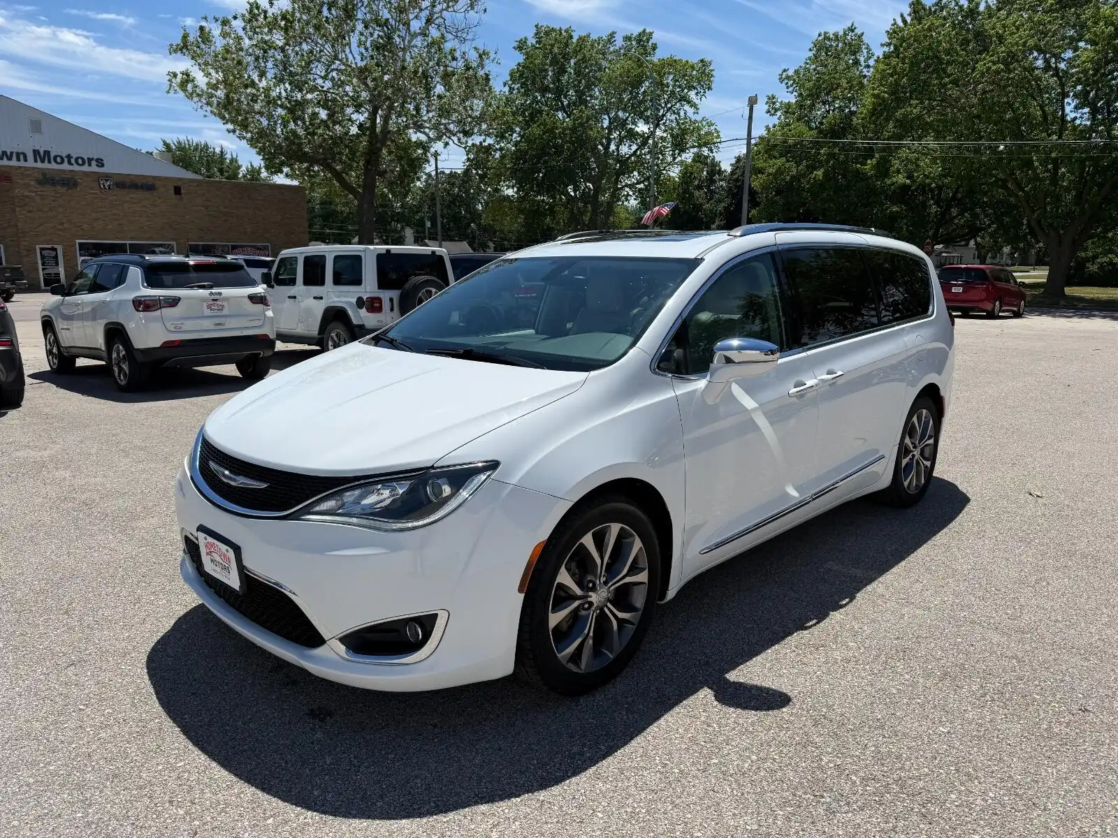 2017 Chrysler Pacifica Limited's photo
