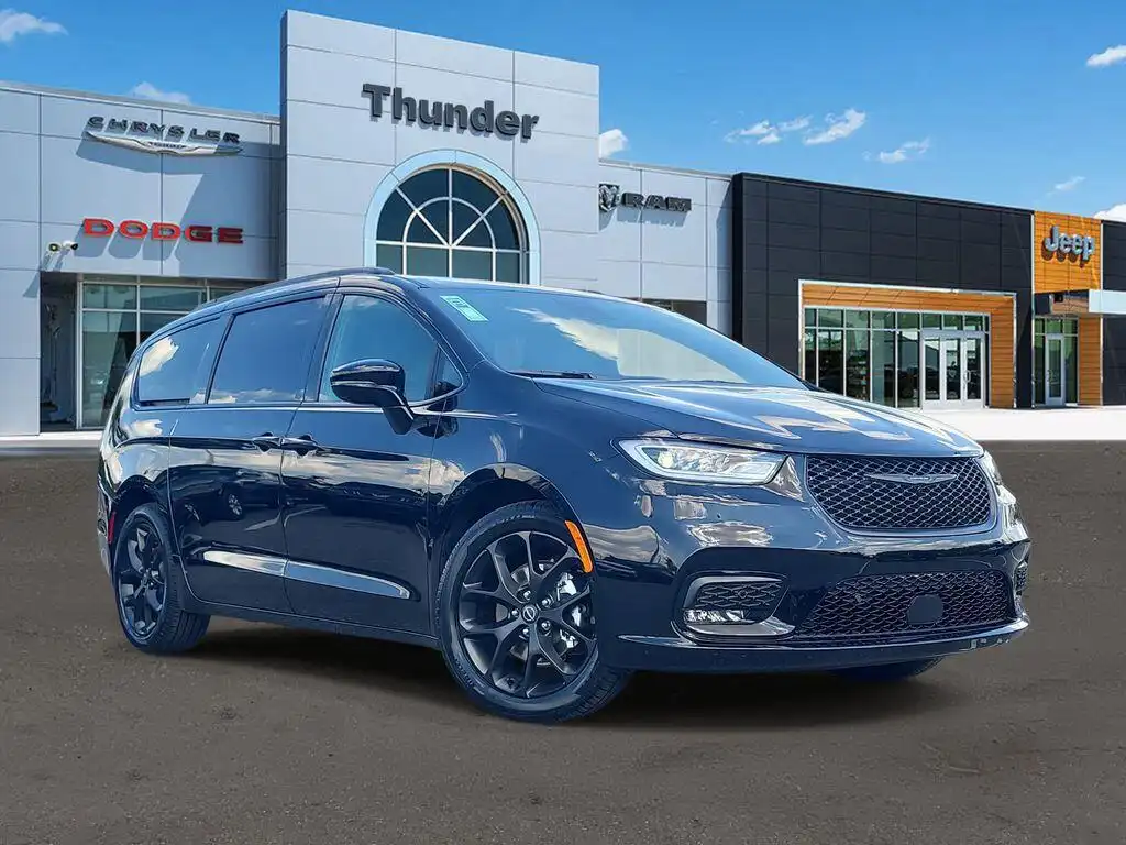 2026 Chrysler Pacifica Select's photo