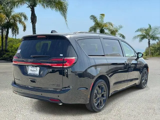 2027 Chrysler Pacifica Limited AWD photo 3