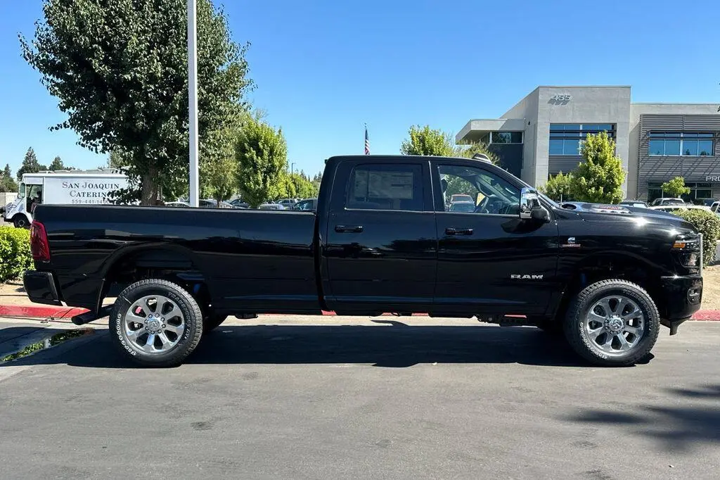 2026 RAM 2500 Laramie 4X4 Crew Cab LWB photo 3
