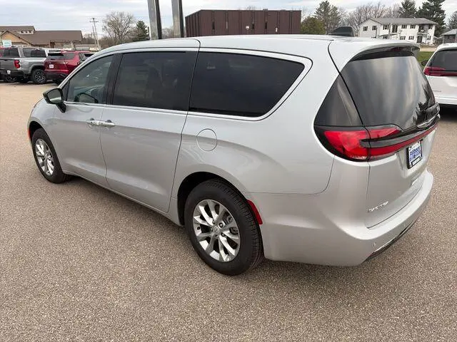 2026 Chrysler Pacifica Select AWD photo 3