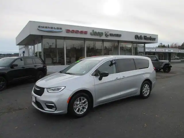2024 Chrysler Pacifica Touring L's photo