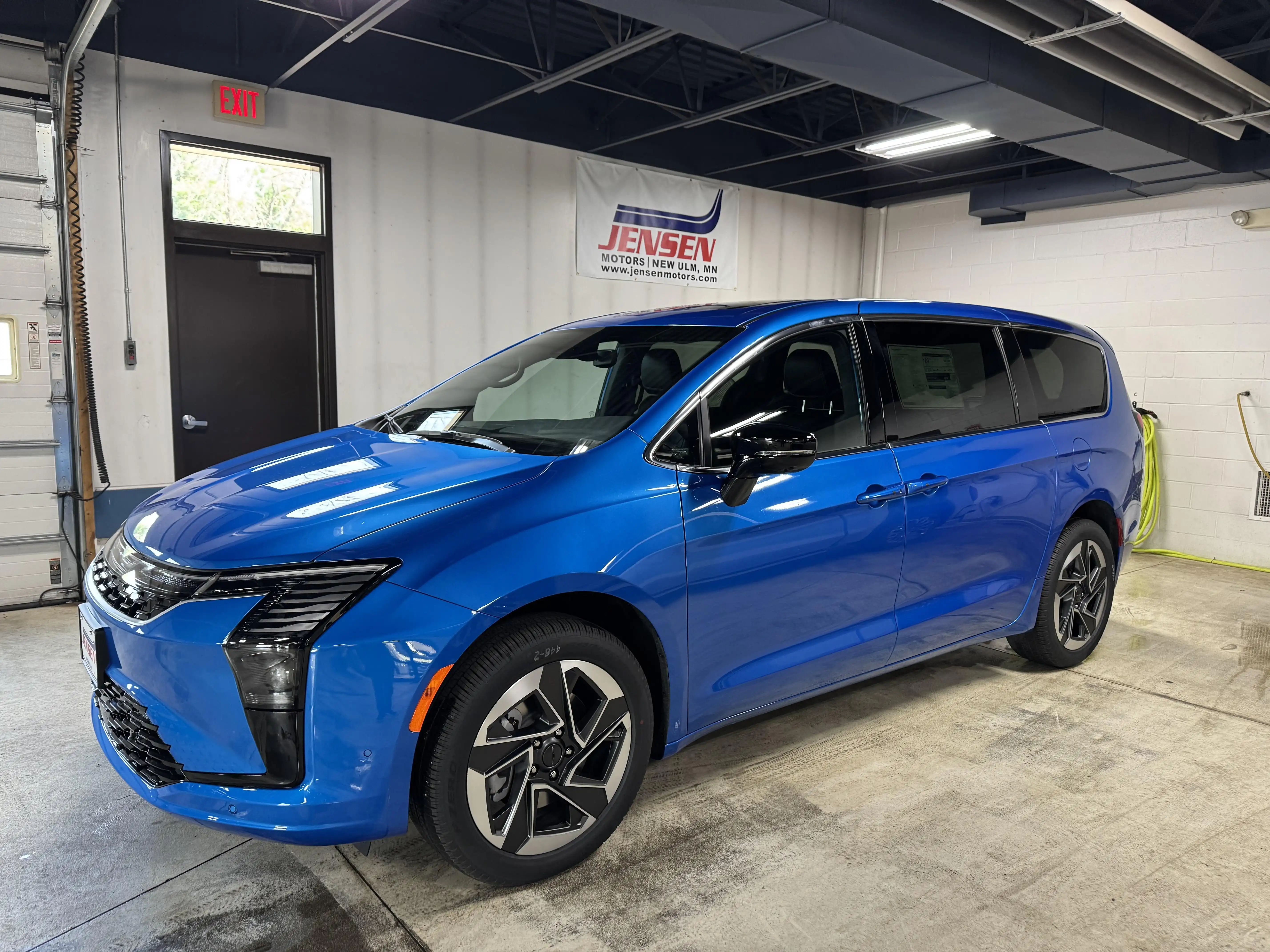 2027 Chrysler Pacifica Limited AWD's photo