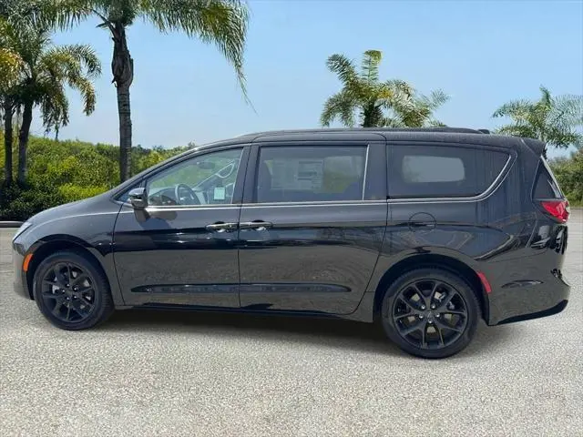 2027 Chrysler Pacifica Limited AWD photo 5