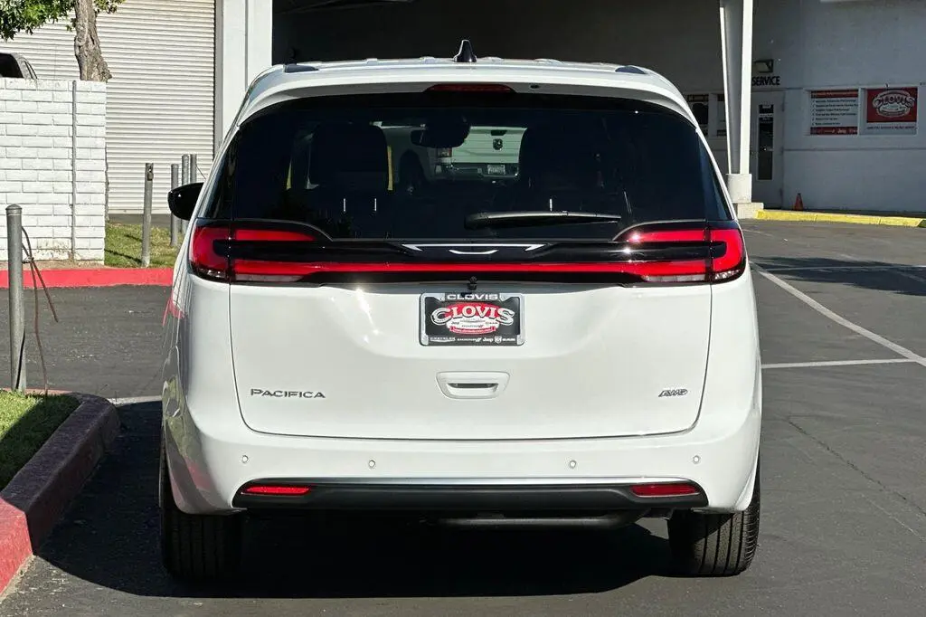 2027 Chrysler Pacifica Select AWD photo 5
