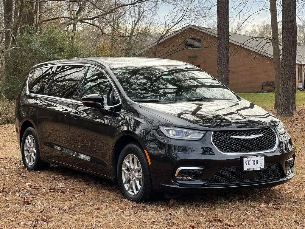 2026 Chrysler Pacifica Select's photo