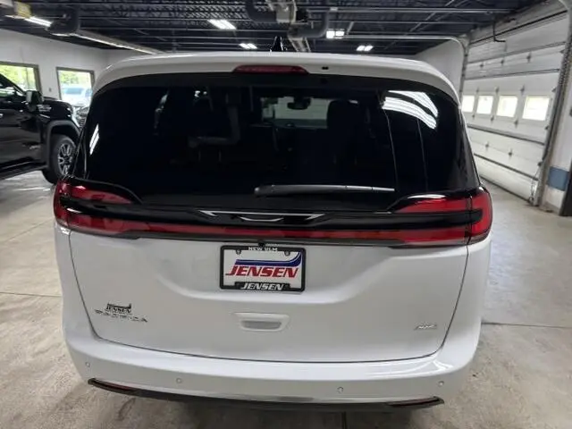 2027 Chrysler Pacifica Select AWD photo 5