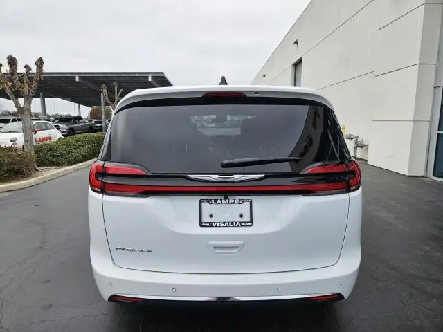 2026 Chrysler Pacifica Select photo 4