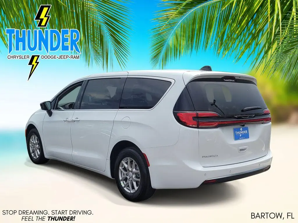 2027 Chrysler Pacifica Select photo 3