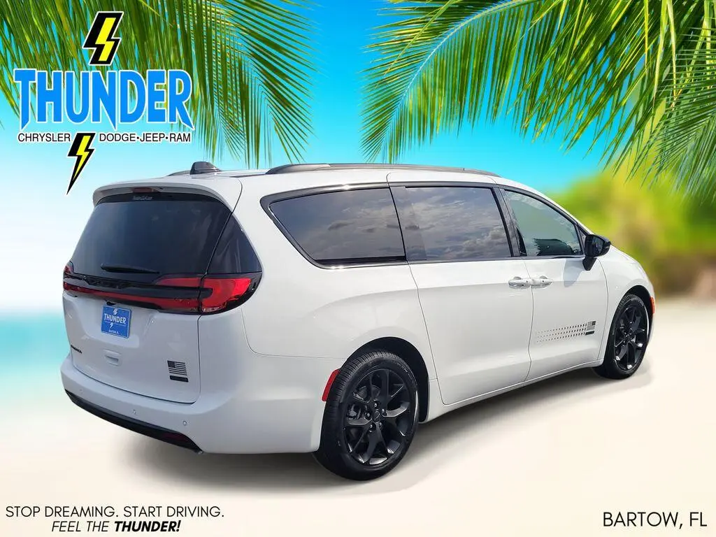 2027 Chrysler Pacifica Select photo 4