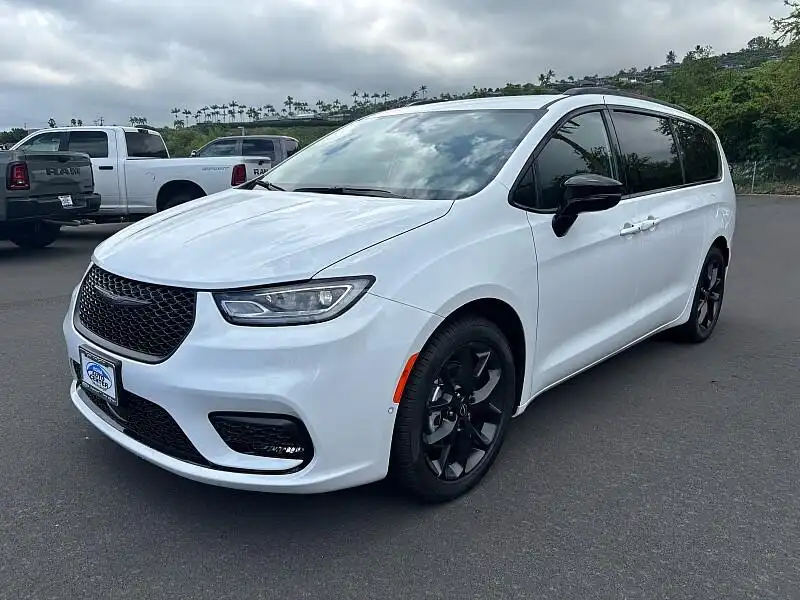2026 Chrysler Pacifica Select's photo