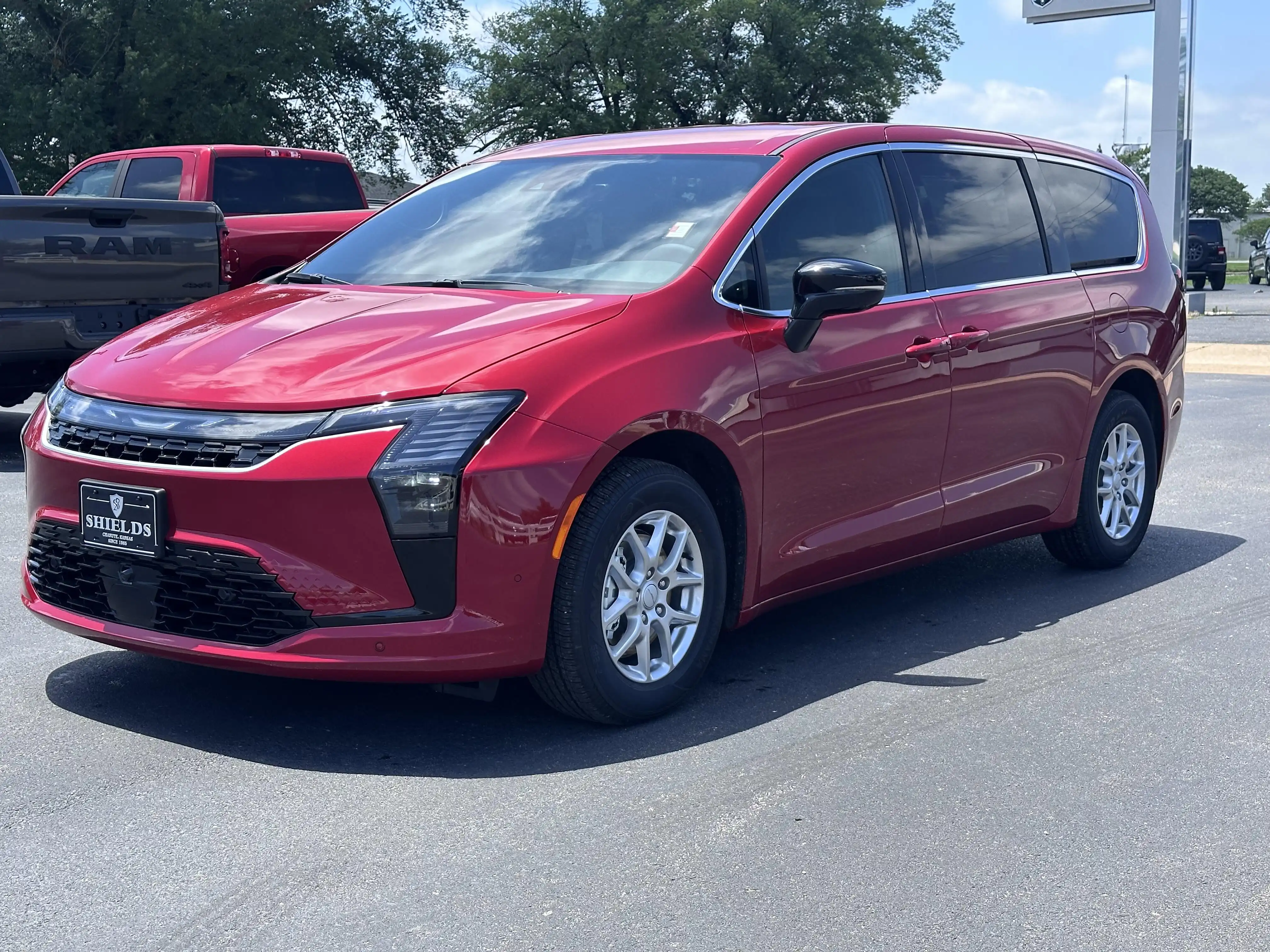 2027 Chrysler Pacifica Select's photo