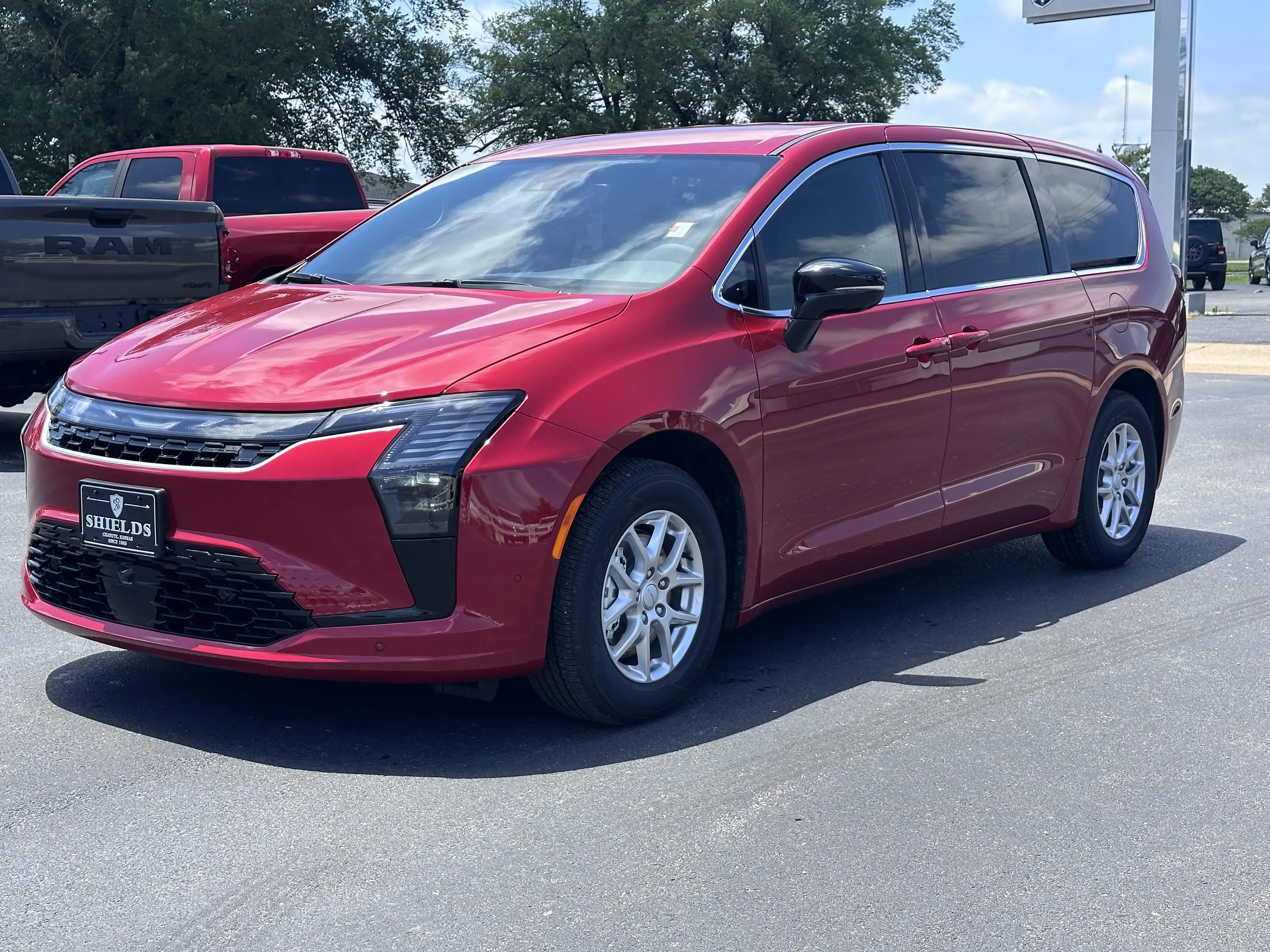 2027 Chrysler Pacifica Select photo 1