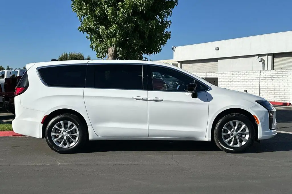 2027 Chrysler Pacifica Select AWD photo 3