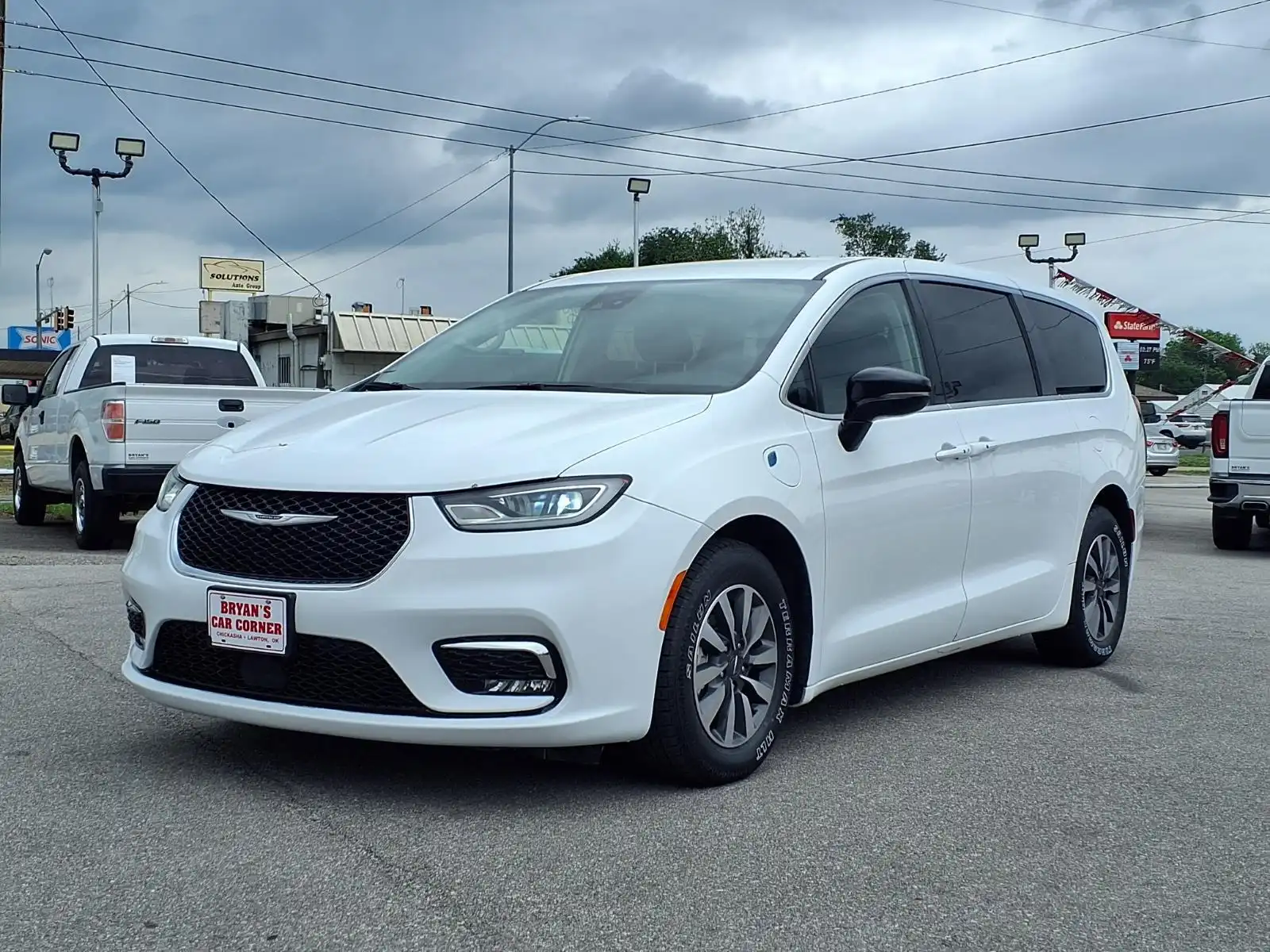 2024 Chrysler Pacifica Hybrid Select PHEV's photo